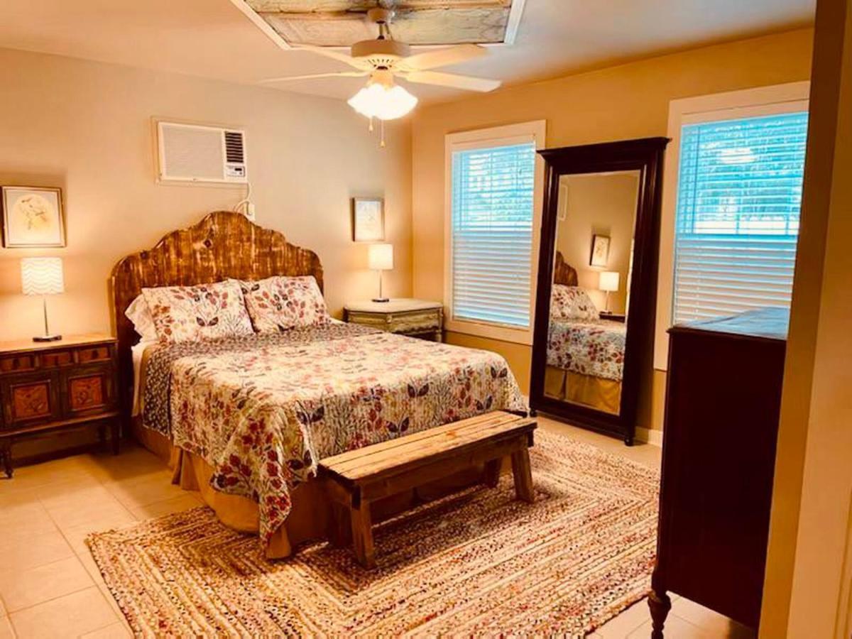Elm Street Cottage Seguin Bagian luar foto