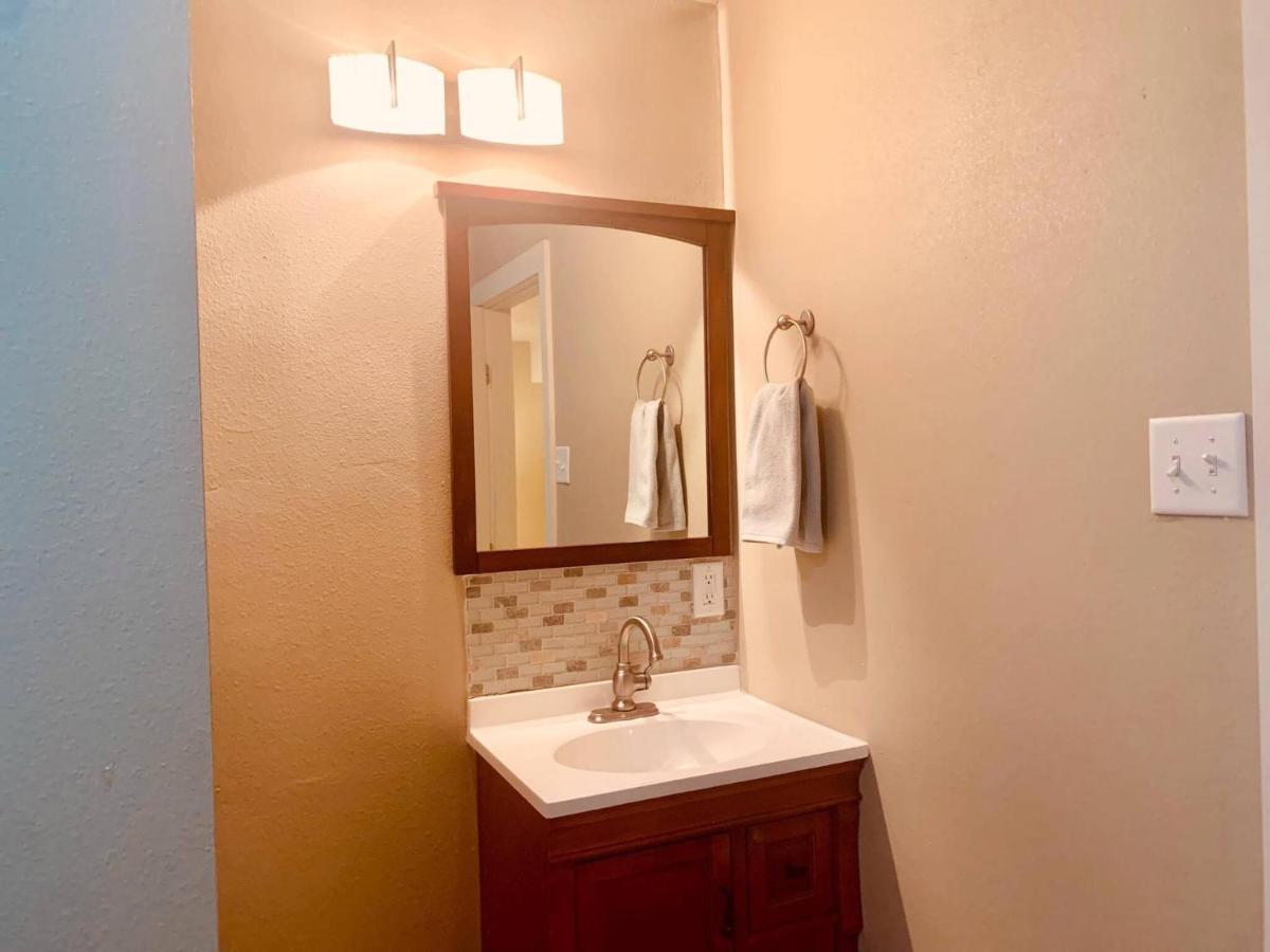 Elm Street Cottage Seguin Bagian luar foto