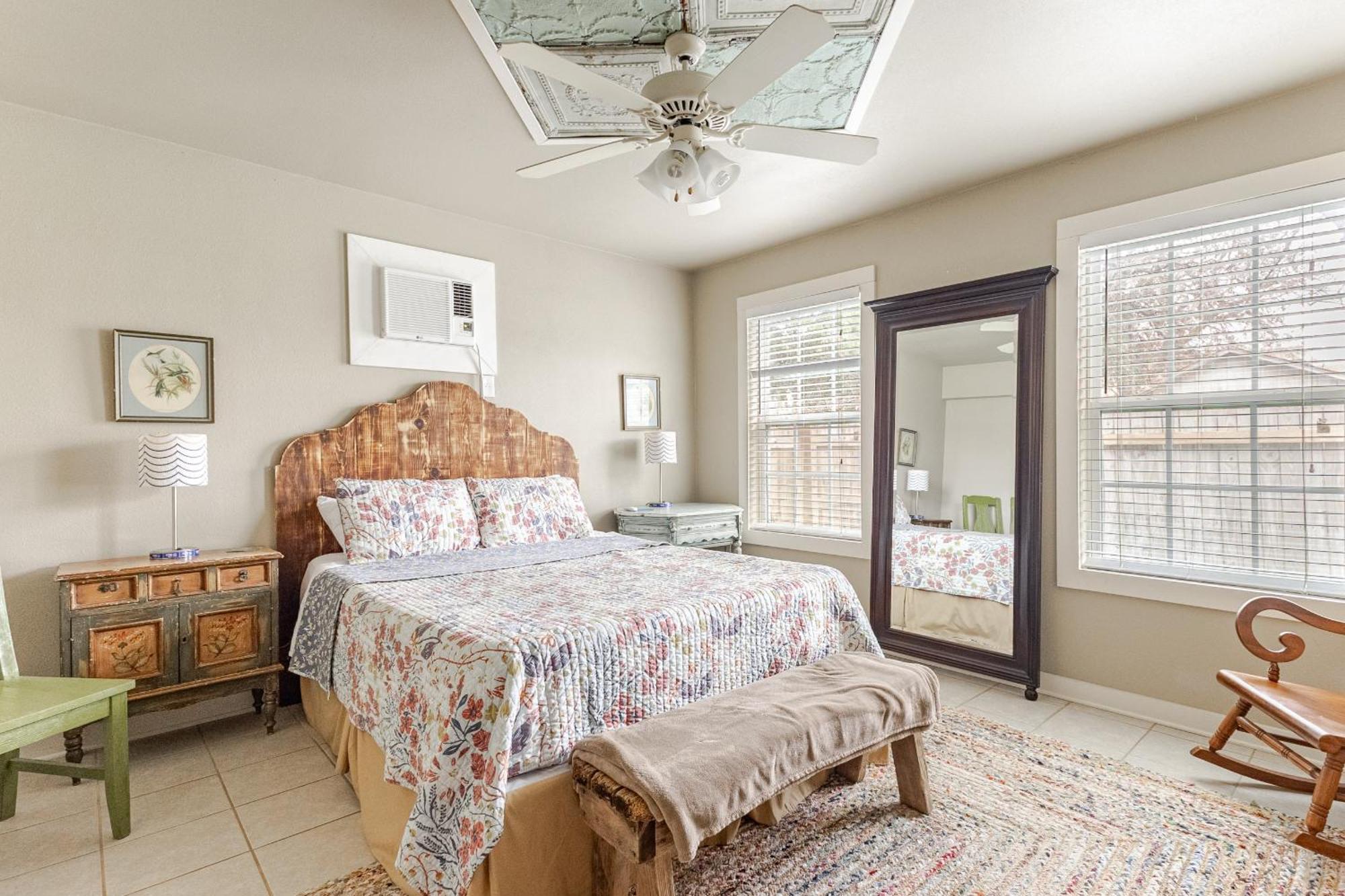 Elm Street Cottage Seguin Bagian luar foto