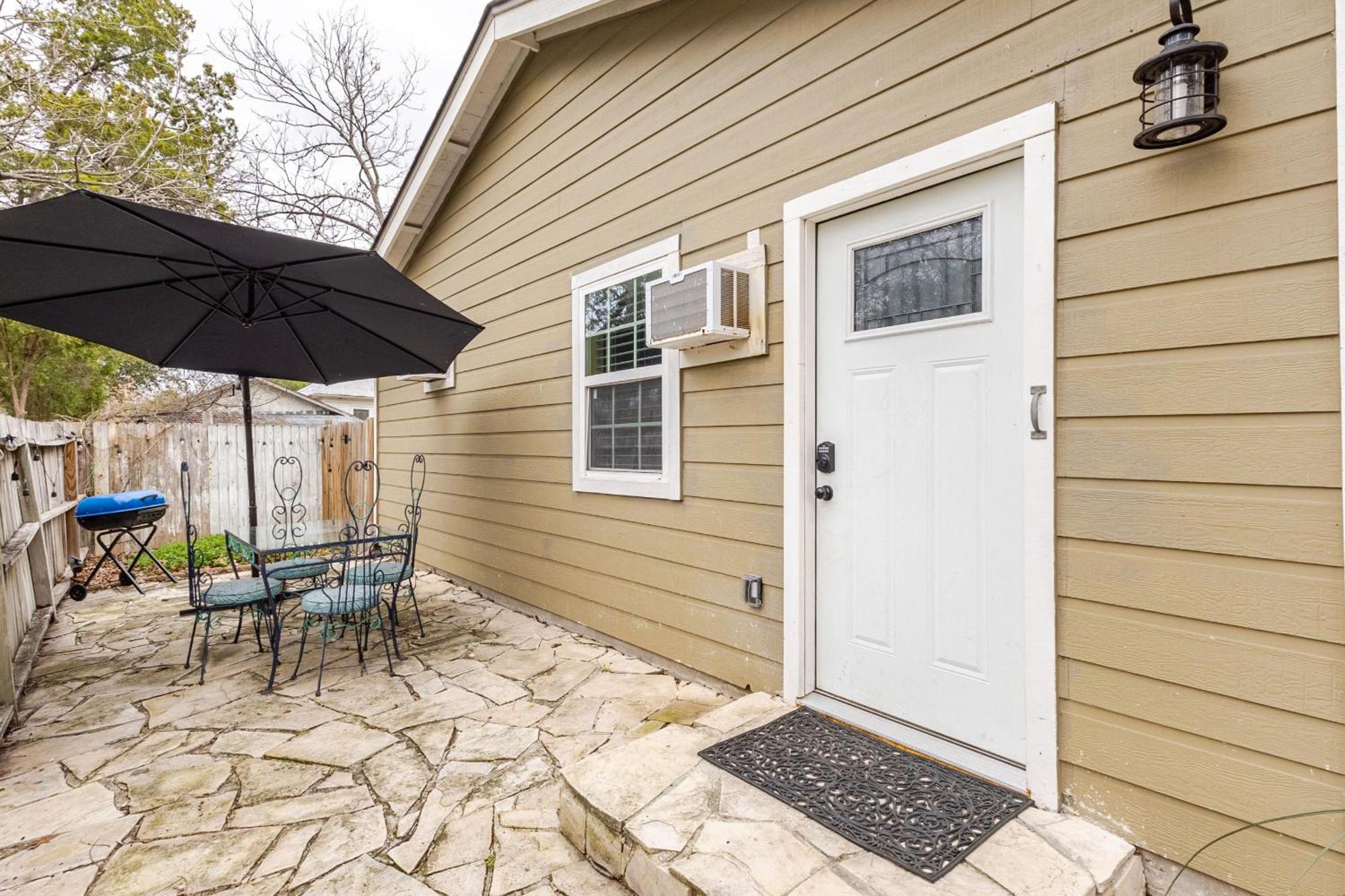 Elm Street Cottage Seguin Bagian luar foto