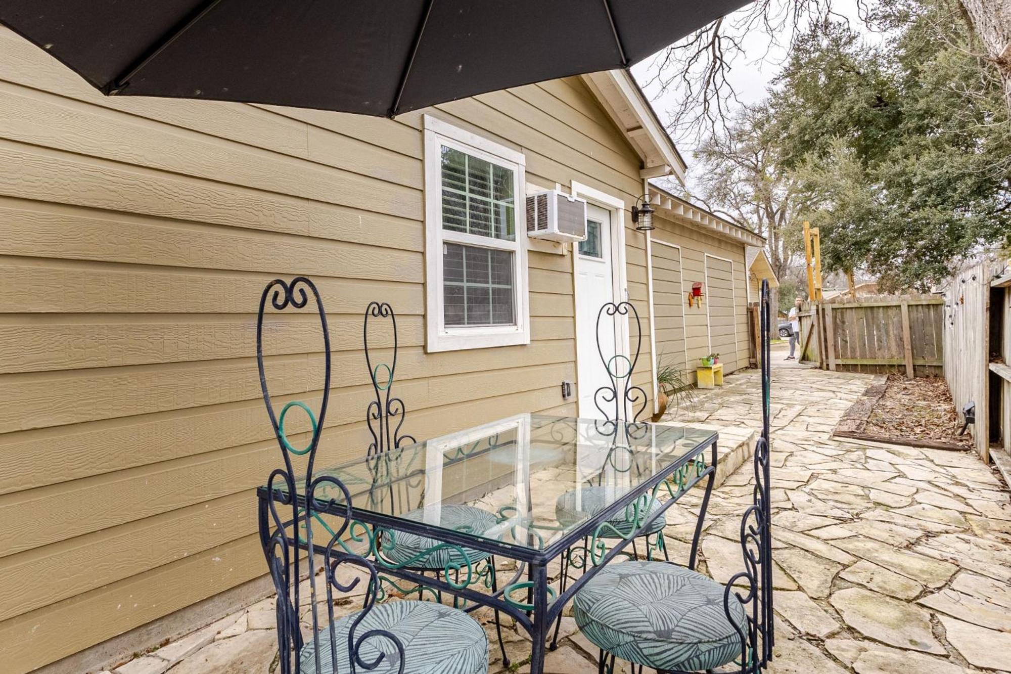 Elm Street Cottage Seguin Bagian luar foto